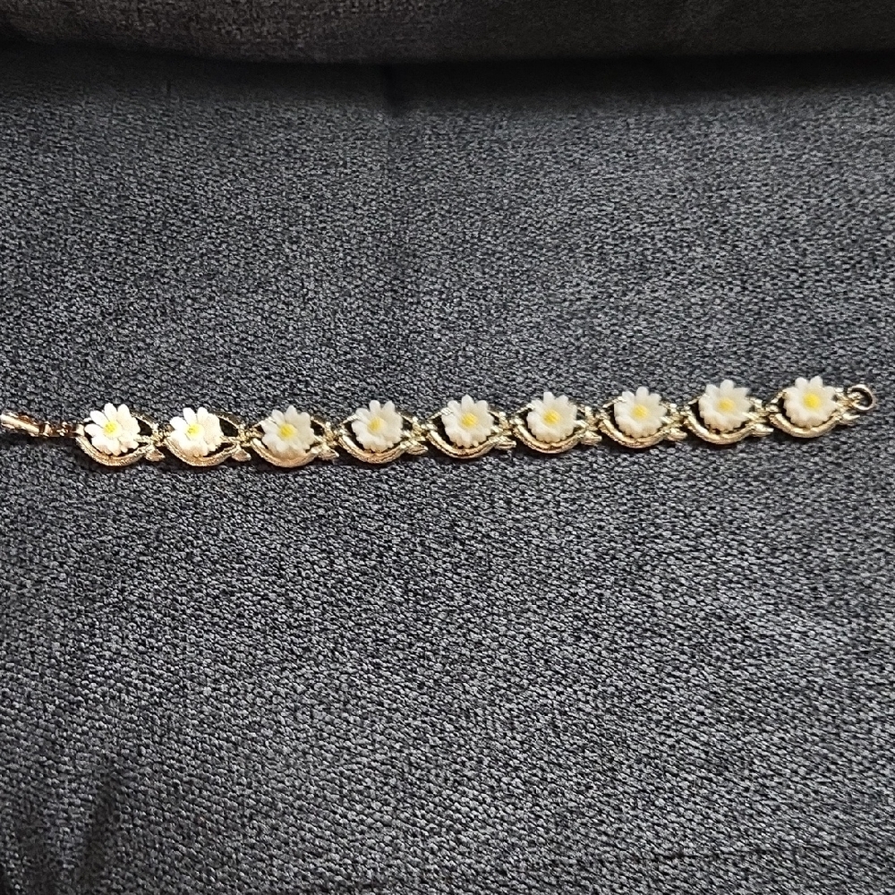 Gold Tone Daisy‎ Bracelet- 7.5 inches